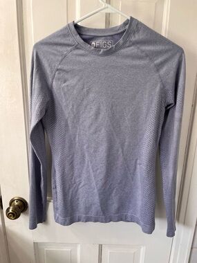 Figs Salta Seanless Long Sleeve Underscrub  in Lavender Gray. Size Small